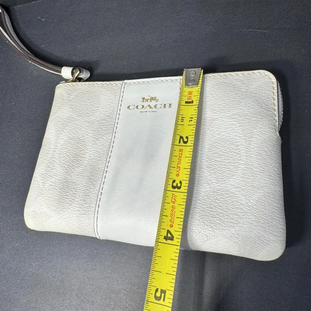 Coach Corner Zip Wristlet Clutch Wallet White Signature Stripe #D2057-58035 EUC‎